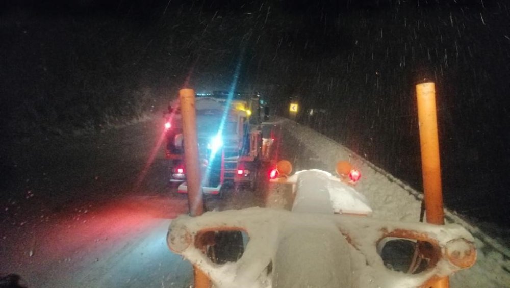 Alacabel karla kaplandı: Ekipler yolu açık tutmaya çalışıyor