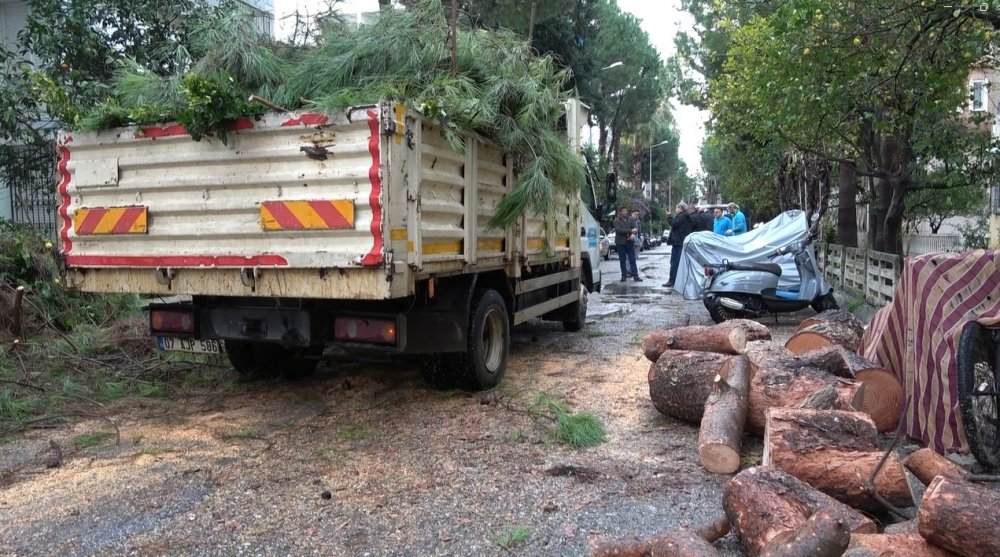 Sağanak yağış Alanya'yı yıktı geçti