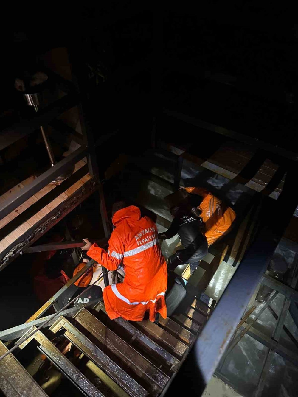 Ağırlığını taşıyamadı: 180 kiloluk aşçıbaşı için seferber oldular