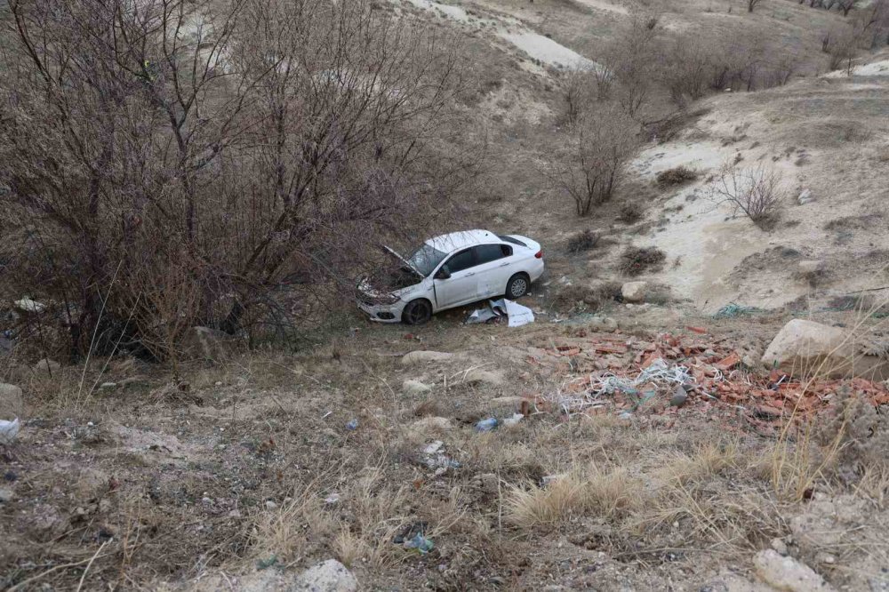 Konya plakalı araç Nevşehir'de dereye uçtu: 2 yaralı