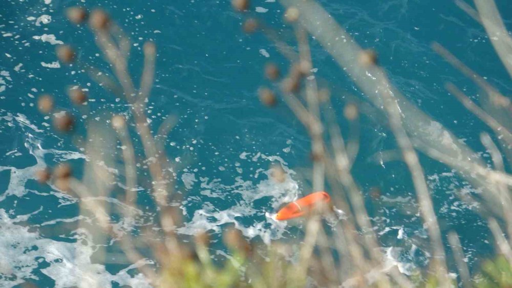 Falezlerden denize uçan araç bulundu, sürücü kayıp