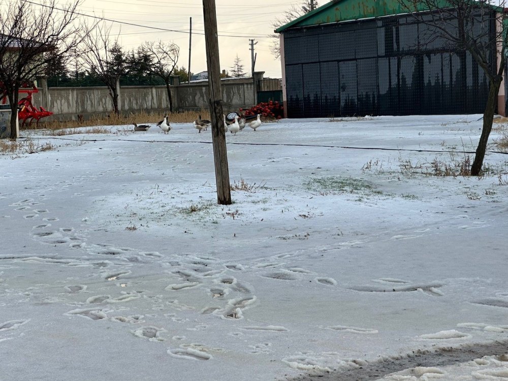 Konya'da kar beklerken dolu indi