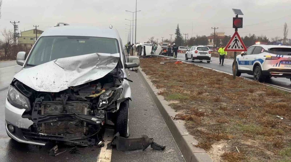 Hafif ticari araçla çarpışan otomobil hurdaya döndü: 1 ağır yaralı