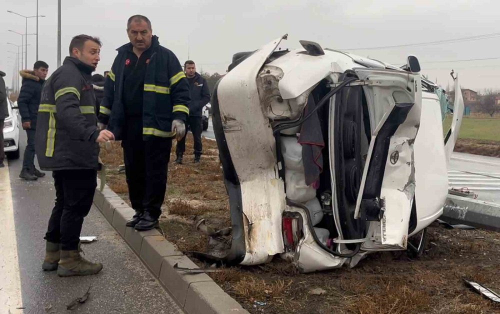 Hafif ticari araçla çarpışan otomobil hurdaya döndü: 1 ağır yaralı