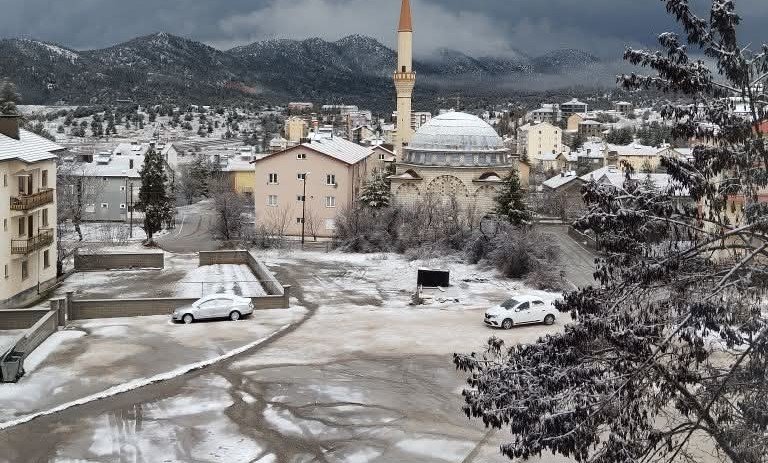 Konya'da Bir İlçe Tamamen Beyaza Büründü