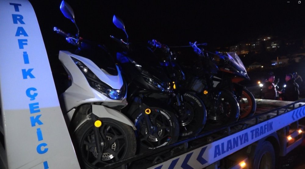 Yarış için toplanan motosikletlilere polis baskını