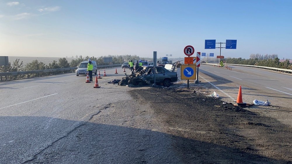 Kulu'da ters yöne giren otomobil tırla çarpıştı: 1 ölü, 1 yaralı