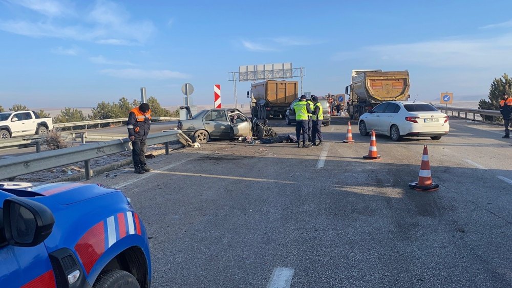 Kulu'da ters yöne giren otomobil tırla çarpıştı: 1 ölü, 1 yaralı