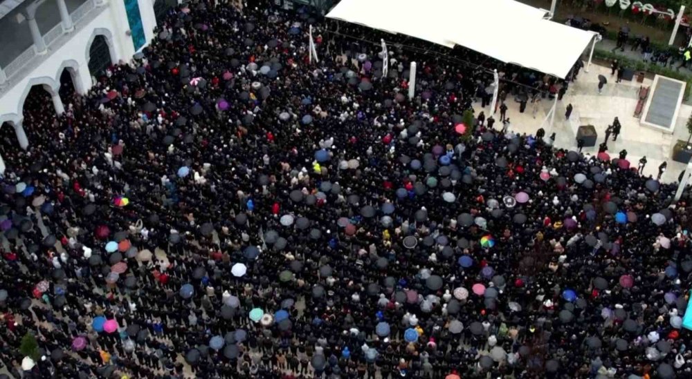 Ferdi Tayfur'un Cenazesinde Müthiş Görüntü! Gülhane Konseri Gibi