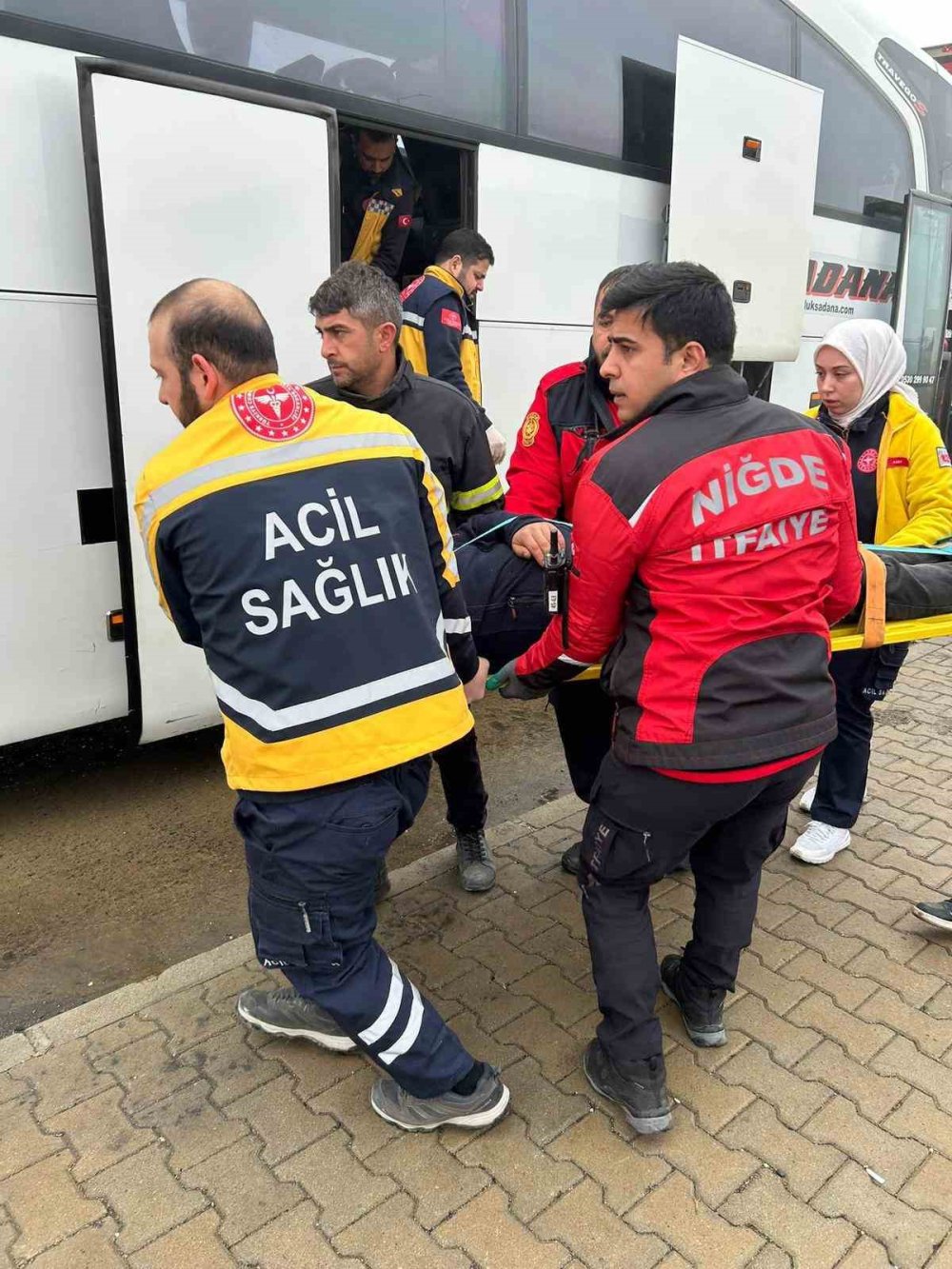 Niğde Alın Gişelerinde yolcu otobüsü tıra çarptı: 8 yaralı