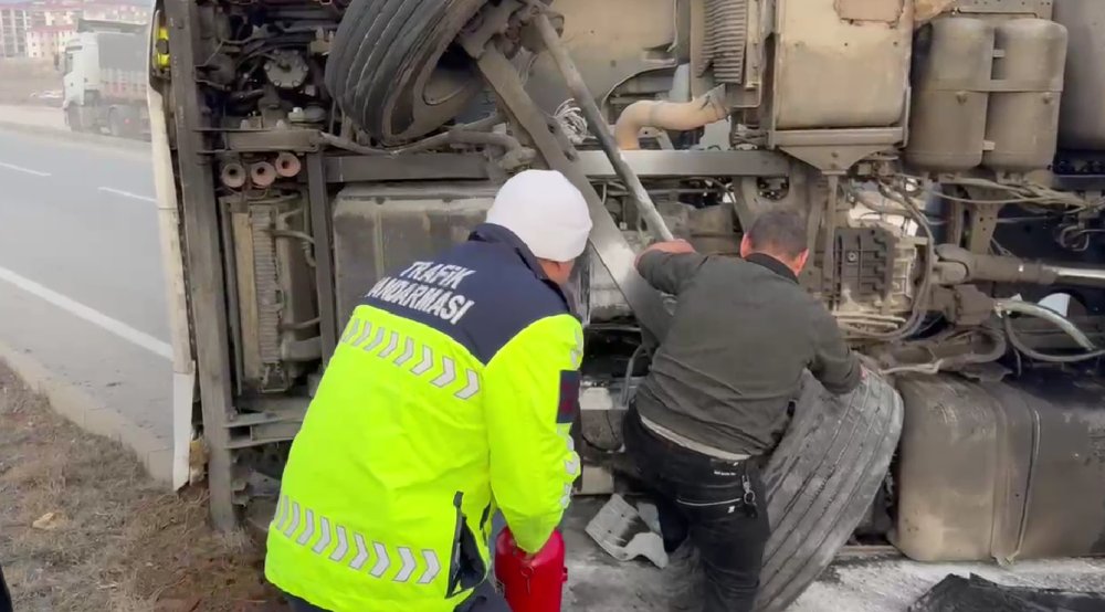 Yola devrilen tırda yangın çıktı: İlk müdahaleyi jandarma yaptı