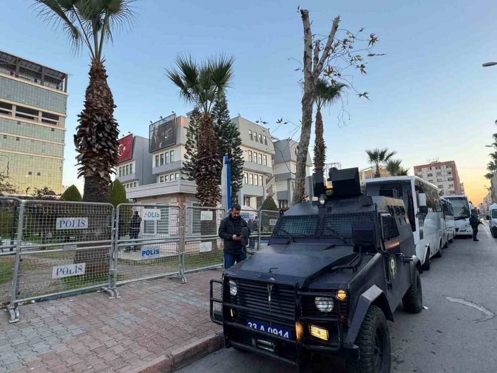 Başkanla beraber 5 kişi gözaltına alındı, belediye önünde gerginlik çıktı