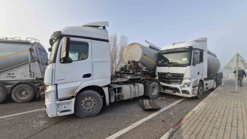 Konya yolunda 13 aracın karıştığı zincirleme kazada 7 kişi yaralandı