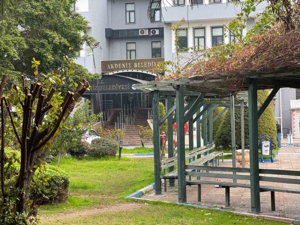 Akdeniz Belediyesinde kayyum göreve başladı