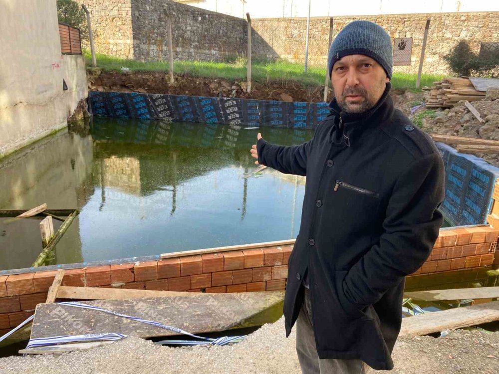 Su biriken inşaat temeli tehlike saçıyor