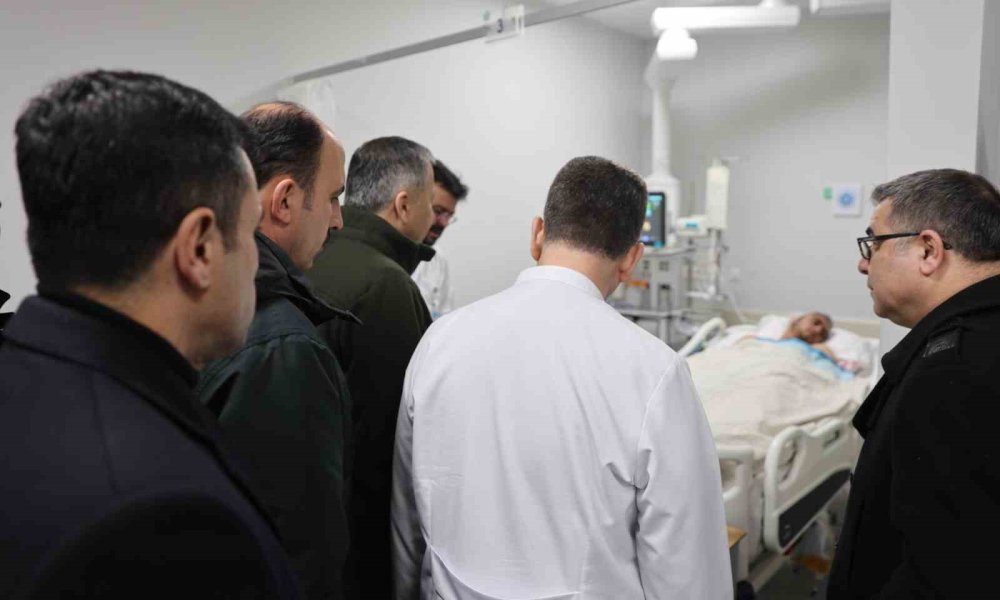 Bakan Yerlikaya, enkazdan kurtarılan yaralıları ziyaret etti