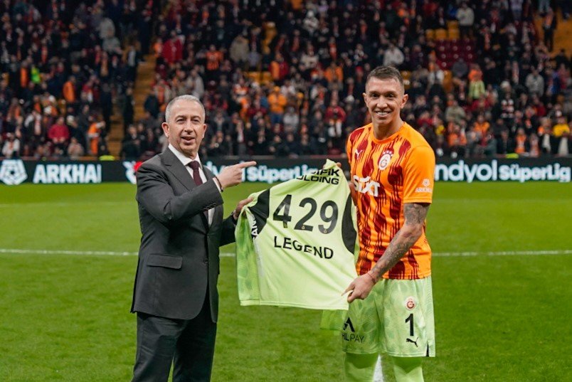 İlk düdük çaldı, Muslera rekor kırdı