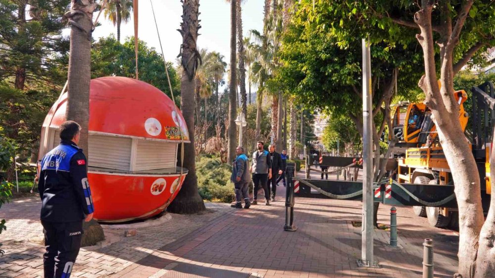 Alanya Belediyesi kaçak portakal büfeleri kaldırıyor