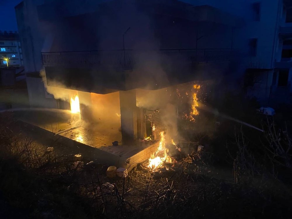 Babasının Evini Yakıp Tüfekle Direndi