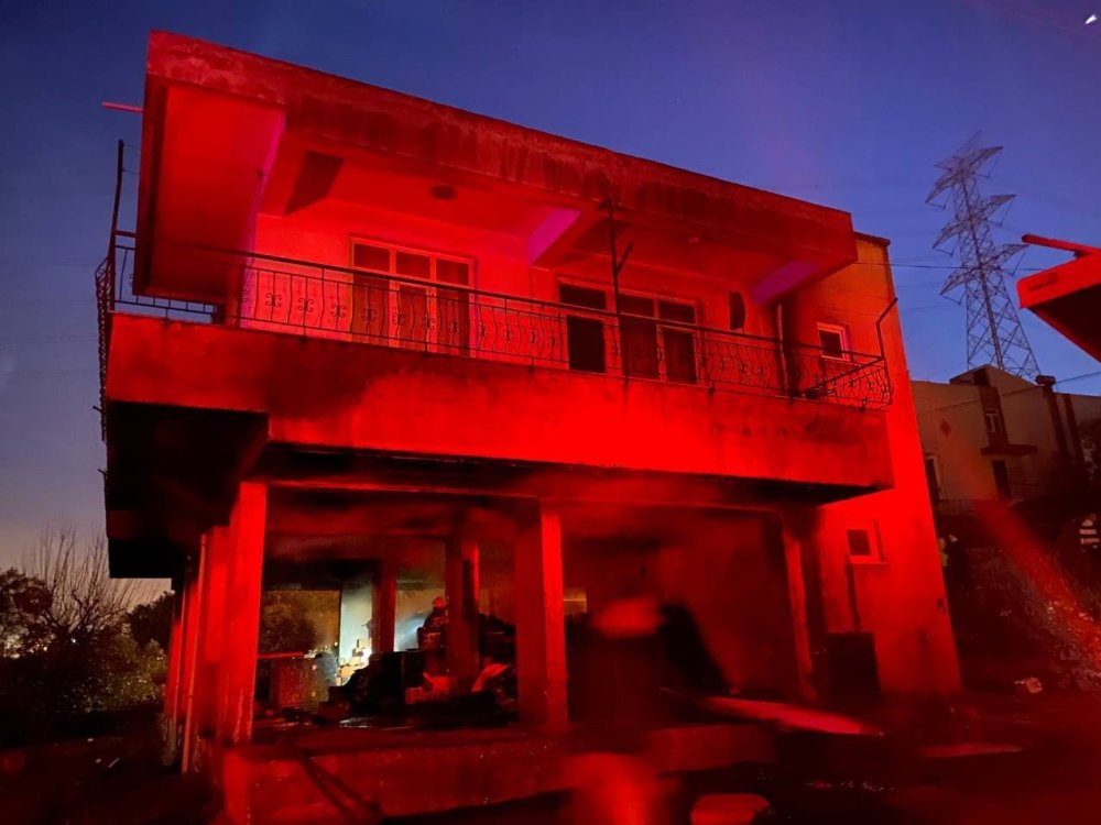 Babasının Evini Yakıp Tüfekle Direndi