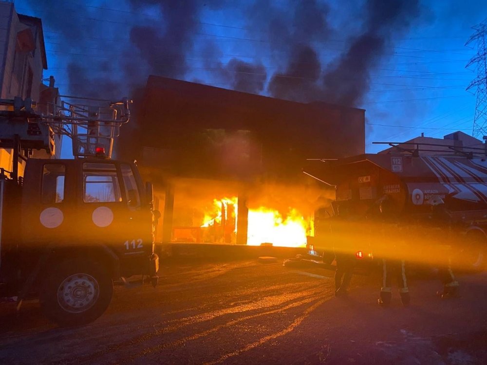 Babasının Evini Yakıp Tüfekle Direndi