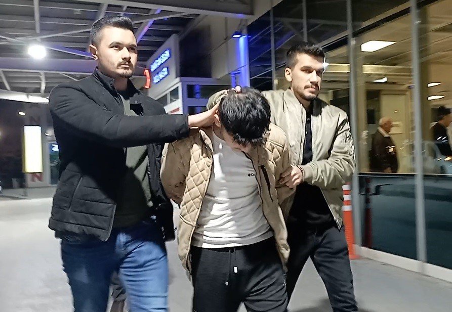 Filmden etkilenip kadının elindeki telefonu çaldı