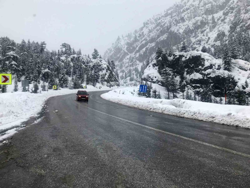 Ekiplerden yoğun çalışma: Antalya-Konya kara yolu açıldı