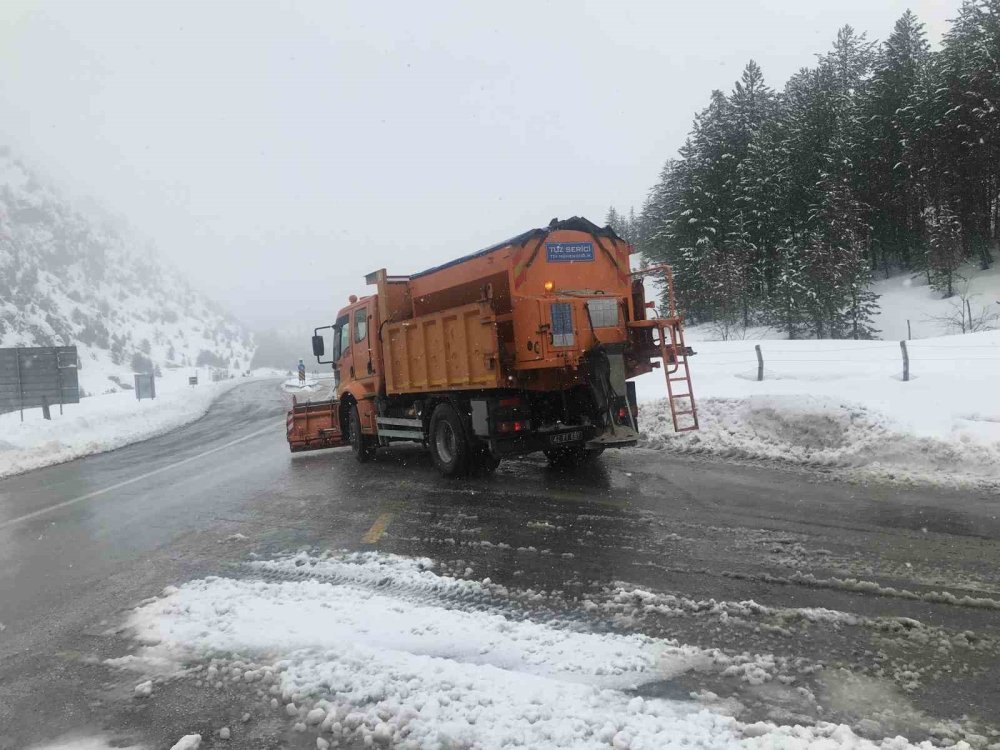 Ekiplerden yoğun çalışma: Antalya-Konya kara yolu açıldı