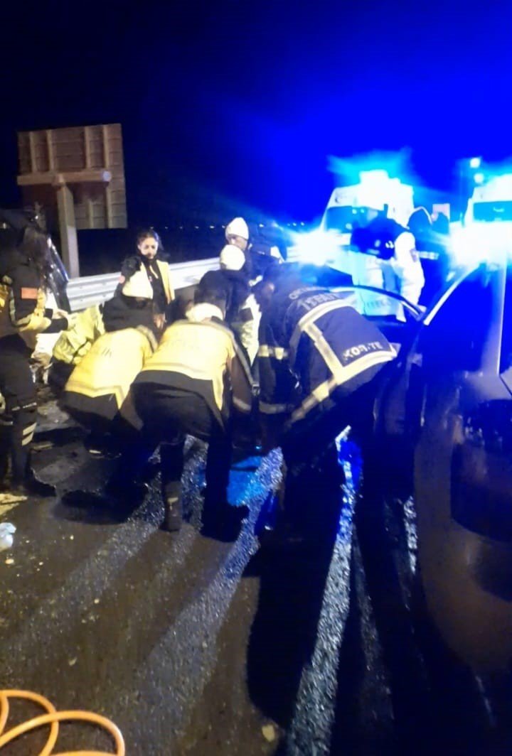 Otomobil kamyonete arkadan çarptı: 2 ölü, 9 yaralı