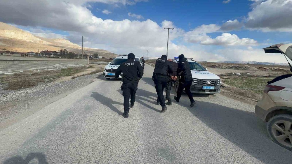 Polislerin Üzerine Araç Süren Şüpheli Kovalamacayla Yakalandı