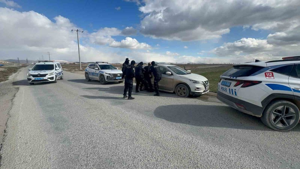 Polislerin Üzerine Araç Süren Şüpheli Kovalamacayla Yakalandı