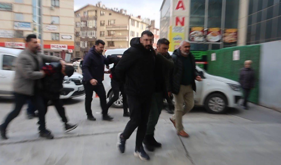 Konya’da Boşanma Kavgası: Eşinin Dilekçesini Yazdırdığı Arzuhalciyi Kurşunlattı
