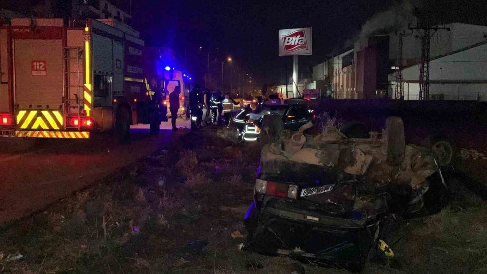 Otomobil hurda yığınına döndü, 2 kişi de ölümden döndü