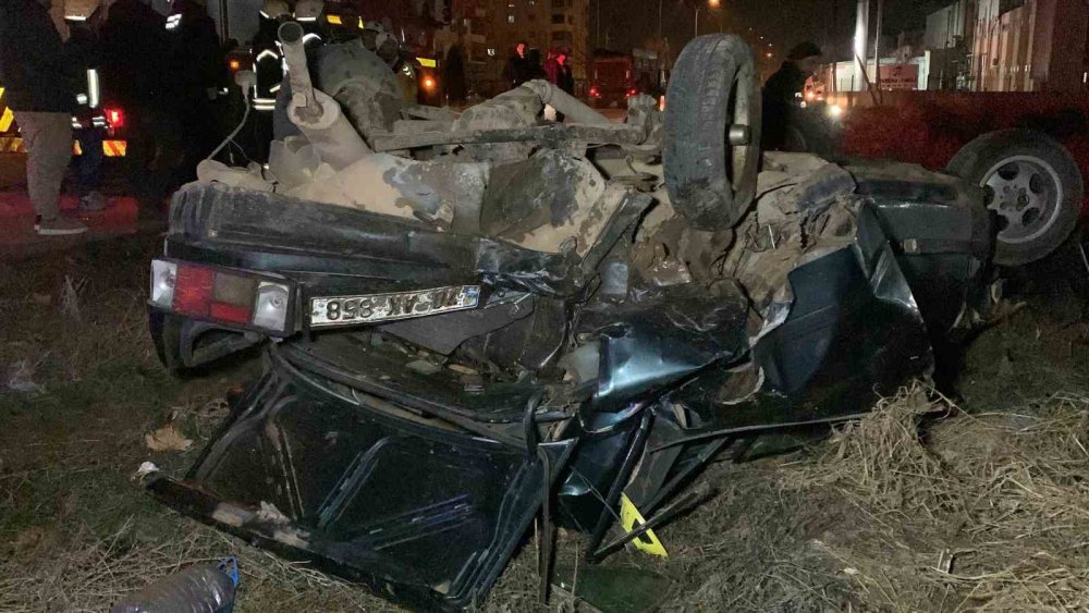 Otomobil hurda yığınına döndü, 2 kişi de ölümden döndü