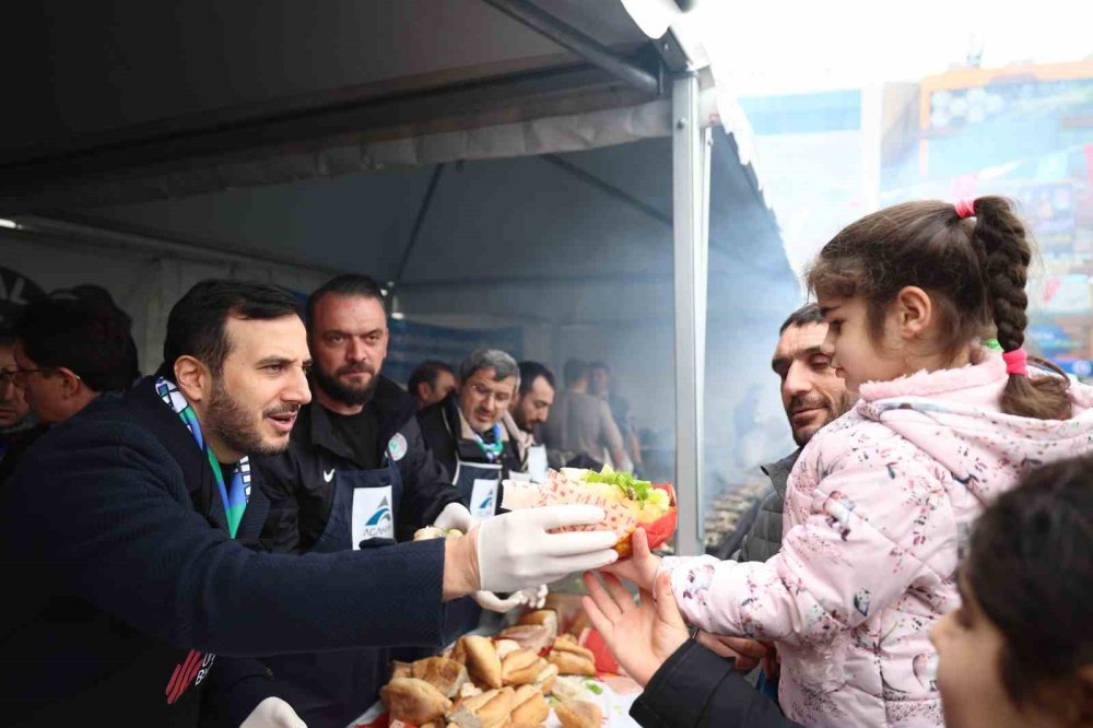 İlgiden sokakta yürüyemedi