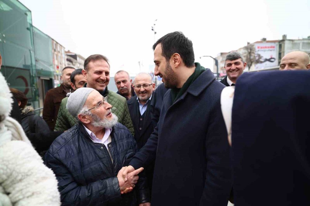 İlgiden sokakta yürüyemedi
