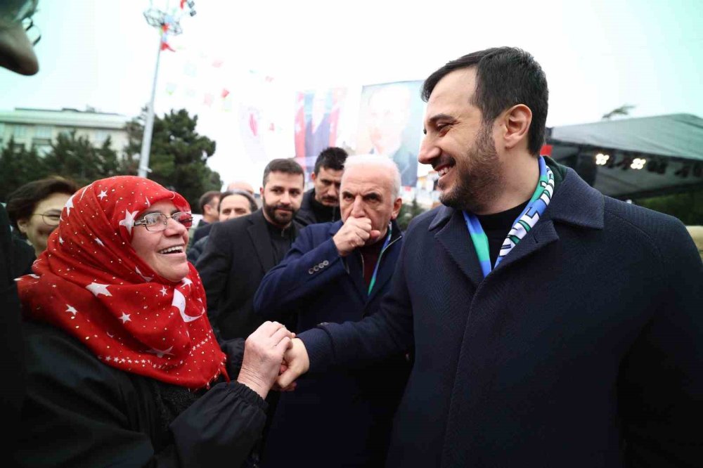 İlgiden sokakta yürüyemedi