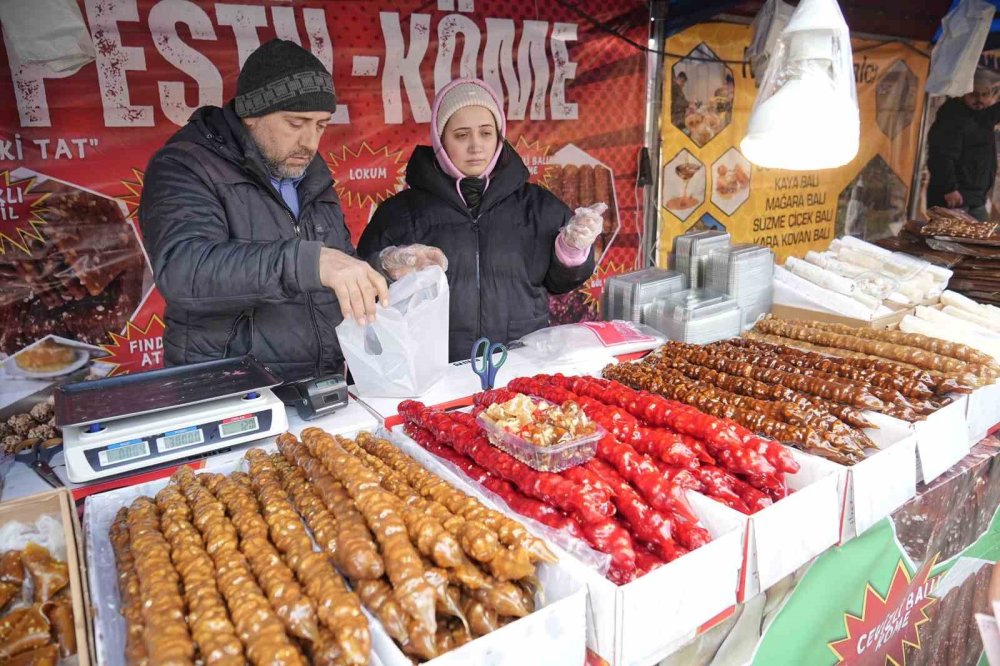 Trabzonlular Bursa'da hamsi dağıttı vatandaş böyle bekledi