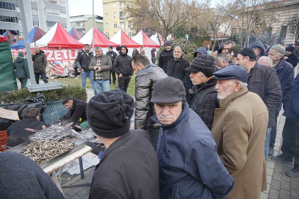 Trabzonlular Bursa'da hamsi dağıttı vatandaş böyle bekledi