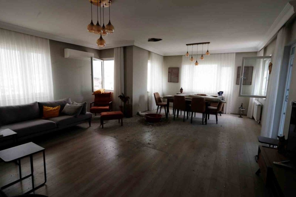 Düşen yıldırım apartmanda delik açtı