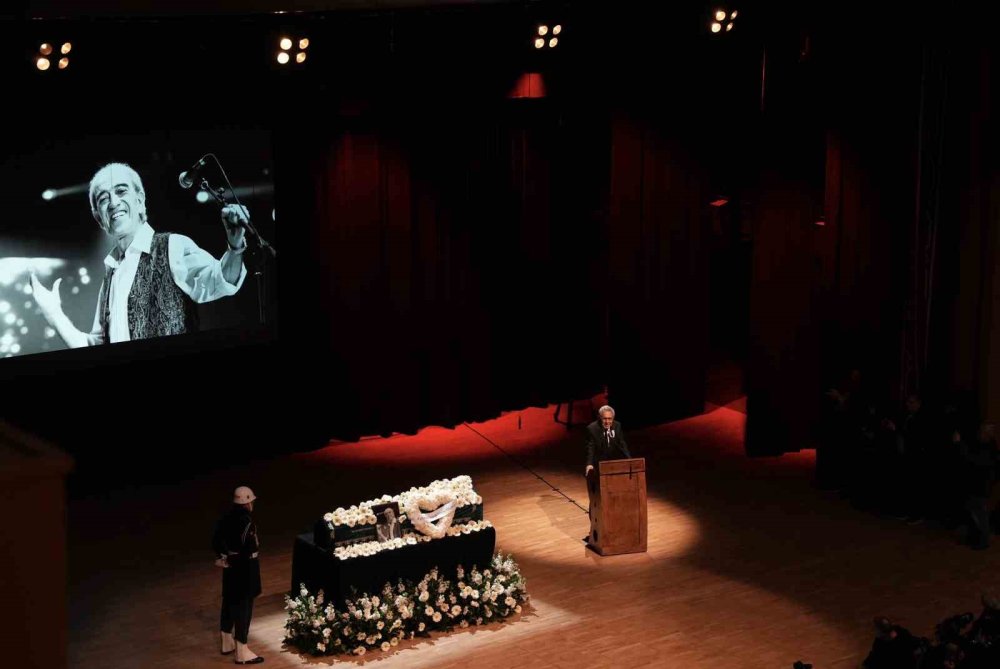 Sanat dünyası Edip Akbayram'ı alkışlarla uğurladı