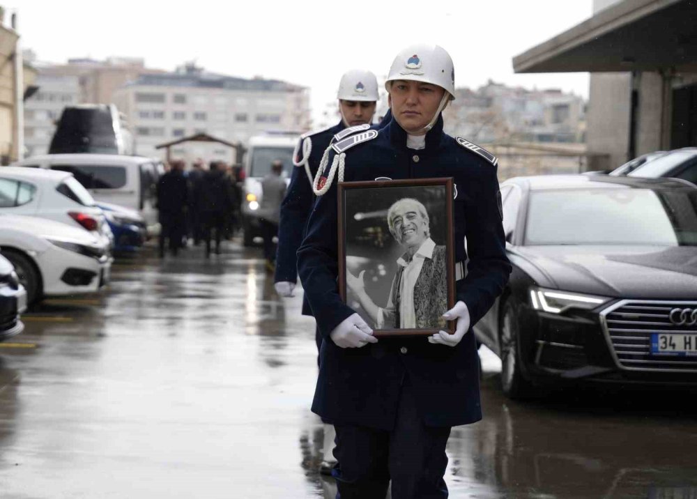 Sanat dünyası Edip Akbayram'ı alkışlarla uğurladı