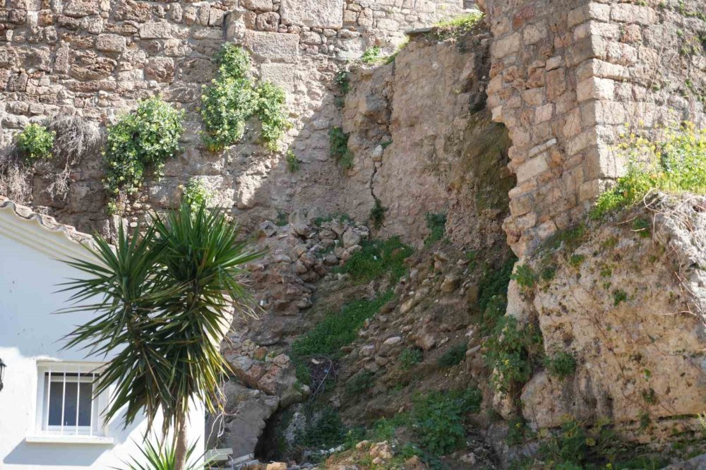 Antalya Kaleiçi Çöküyor