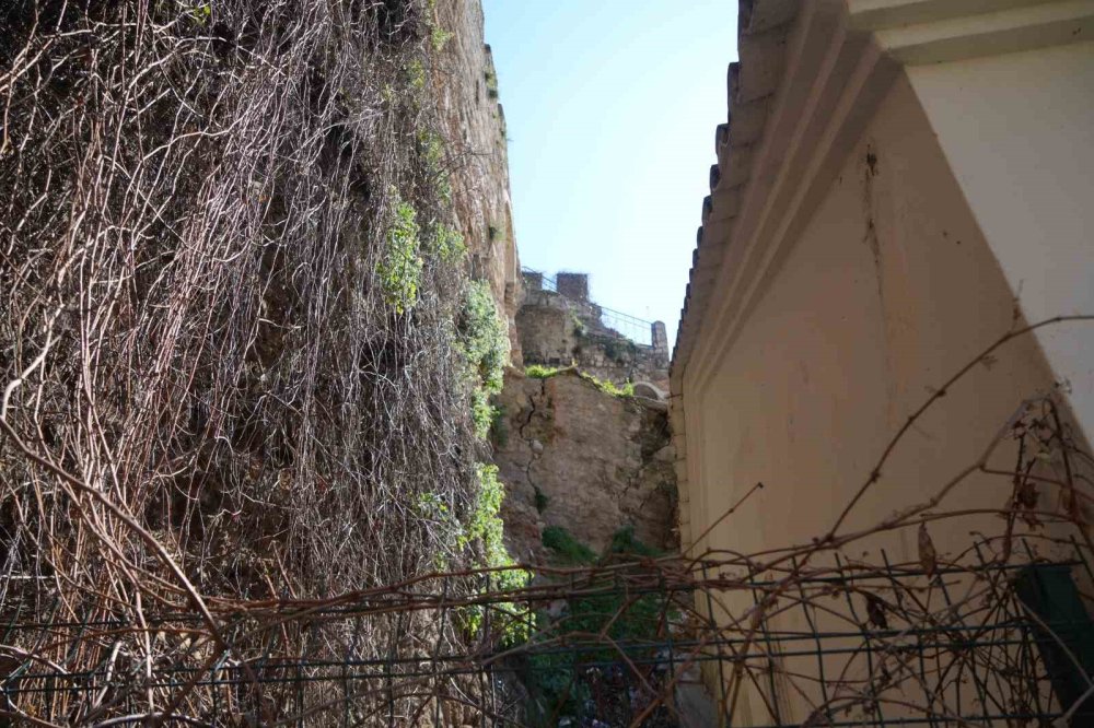 Antalya Kaleiçi Çöküyor
