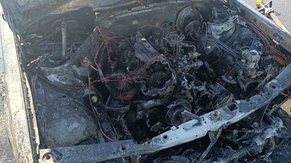 Antalya-Konya karayolunda seyreden Mercedes alev aldı