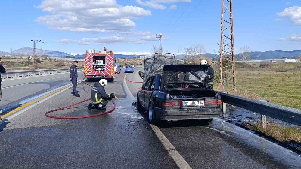 Antalya-Konya karayolunda seyreden Mercedes alev aldı