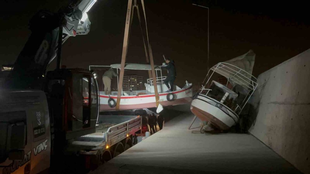 Balıkçı tekneleri fırtınada alabora oldu