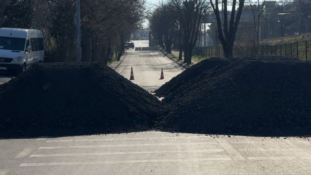 Çöken yolu yapmak yerine trafiğe kapattılar