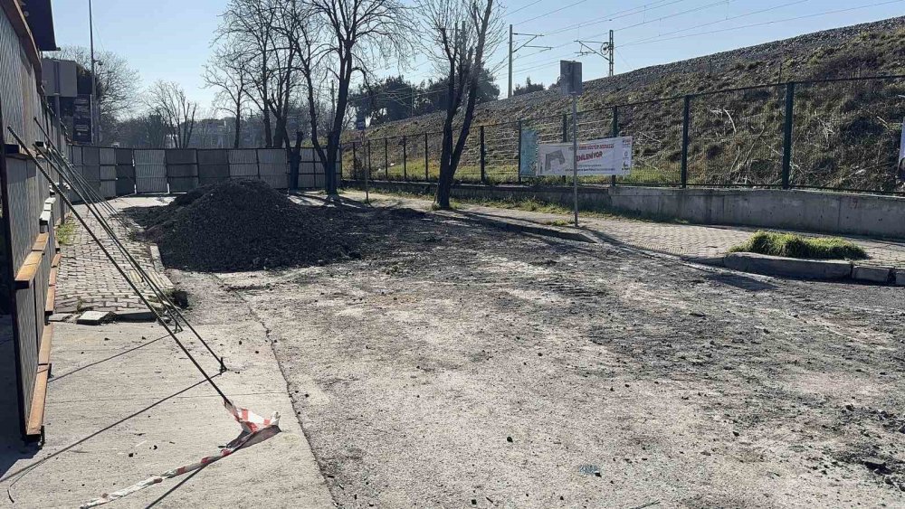 Çöken yolu yapmak yerine trafiğe kapattılar