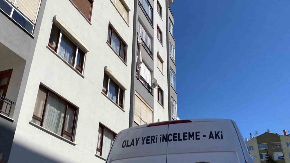 Çarşafla alt kata inecekti, 4. kattan düştü